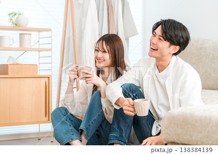 家のリビングでテレビを見る若いアジア人夫婦,カップル 家のリビングでテレビを見る若いアジア人夫婦,カップル 138384139