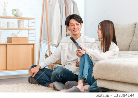 家のリビングでテレビを見る若いアジア人夫婦,カップル 家のリビングでテレビを見る若いアジア人夫婦,カップル 138384144