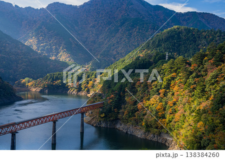 川根本町の秋の奥大井湖上駅の風景(静岡県) 川根本町の秋の奥大井湖上駅の風景(静岡県) 138384260