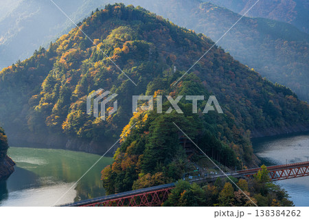 川根本町の秋の奥大井湖上駅の風景(静岡県) 川根本町の秋の奥大井湖上駅の風景(静岡県) 138384262