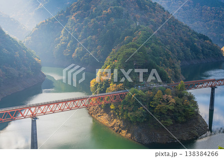 川根本町の秋の奥大井湖上駅の風景(静岡県) 138384266