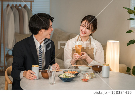 マイホームのダイニングテーブルで食事,晩酌をする若いアジア人夫婦,カップル(ビール,缶ビール) マイホームのダイニングテーブルで食事,晩酌をする若いアジア人夫婦,カップル(ビール,缶ビール) 138384419