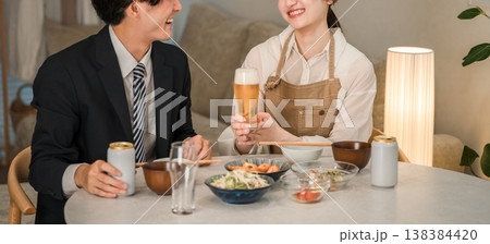 マイホームのダイニングテーブルで食事,晩酌をする若いアジア人夫婦,カップル(ビール,缶ビール) マイホームのダイニングテーブルで食事,晩酌をする若いアジア人夫婦,カップル(ビール,缶ビール) 138384420