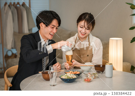 マイホームのダイニングテーブルで食事,晩酌をする若いアジア人夫婦,カップル(ビール,缶ビール) マイホームのダイニングテーブルで食事,晩酌をする若いアジア人夫婦,カップル(ビール,缶ビール) 138384422