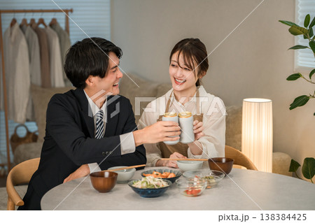 マイホームのダイニングテーブルで食事,晩酌をする若いアジア人夫婦,カップル(ビール,缶ビール) マイホームのダイニングテーブルで食事,晩酌をする若いアジア人夫婦,カップル(ビール,缶ビール) 138384425
