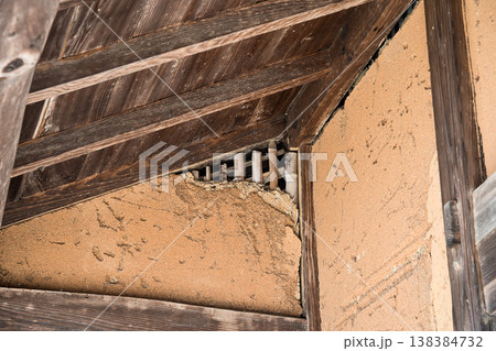 古い木造建築物の土壁と屋根裏 138384732