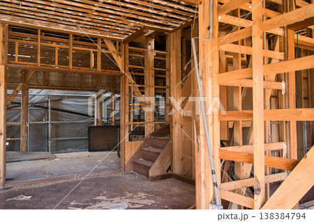 古い木造住宅の解体現場　屋内の骨組み 138384794