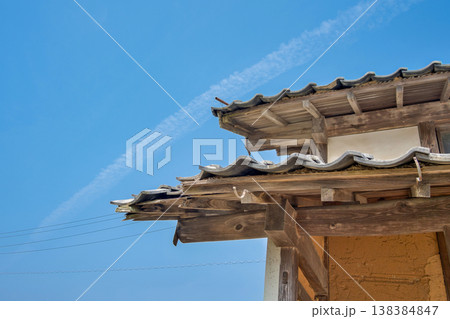古い木造住宅 経年劣化した軒先部分 古い木造住宅 経年劣化した軒先部分 138384847