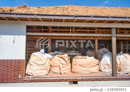 古い木造住宅の解体現場 138385051