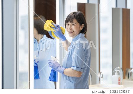 カメラ目線で笑顔のシニアの女性清掃スタッフ 138385087