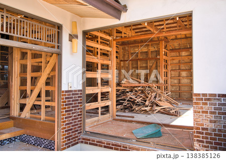 古い木造住宅の解体現場 古い木造住宅の解体現場 138385126