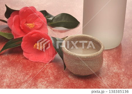 日本酒と雪椿 138385136