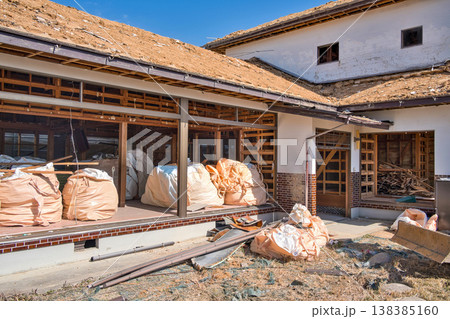 古い木造住宅の解体現場 古い木造住宅の解体現場 138385160