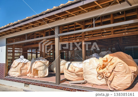 古い木造住宅の解体現場 138385161
