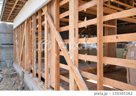 古い木造住宅の解体現場　外壁の骨組み 138385162