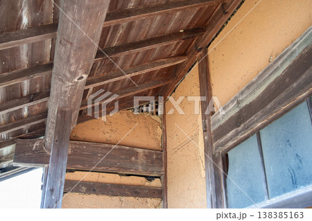 古い木造建築物の土壁と屋根裏 138385163