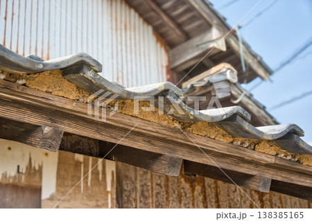 古い木造住宅の瓦屋根の軒先部分 古い木造住宅の瓦屋根の軒先部分 138385165