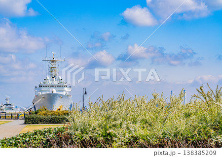 （神奈川県）横浜みなとみらい　赤レンガパークの埠頭に停泊した巡視船 138385209
