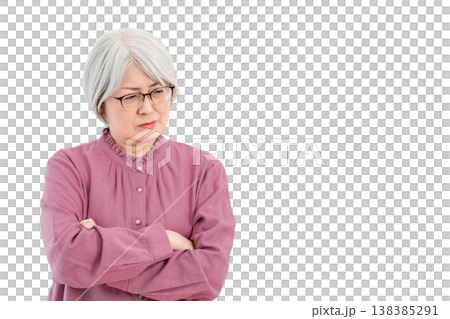 一位頭髮灰白的老婦人雙手交叉抱在胸前(憂慮、不安、沉思、沉思、擔憂) 一位頭髮灰白的老婦人雙手交叉抱在胸前(憂慮、不安、沉思、沉思、擔憂) 138385291