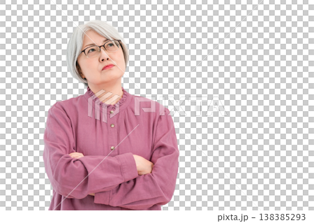 一位頭髮灰白的老婦人雙手交叉抱在胸前(不滿、憂慮、困擾、沉思、煩躁、麻煩) 一位頭髮灰白的老婦人雙手交叉抱在胸前(不滿、憂慮、困擾、沉思、煩躁、麻煩) 138385293