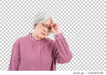 頭痛,体調不良で頭を押さえるグレイヘアのシニア女性 138385299