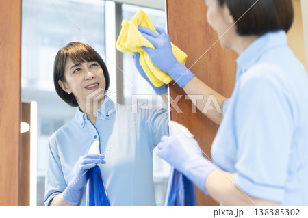 拭き掃除をするシニアの女性清掃スタッフ 138385302