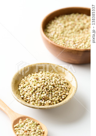 皿に盛ったそばの実　北海道産 138385337