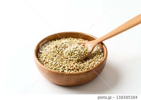 皿に盛ったそばの実　北海道産 138385384