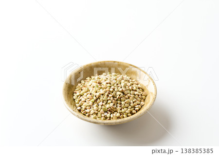 皿に盛ったそばの実 北海道産 皿に盛ったそばの実 北海道産 138385385