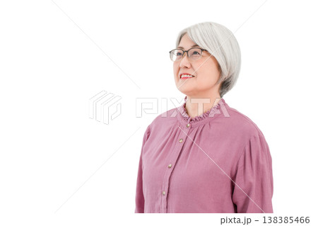 上を見上げるグレイヘア,シルバーヘアのシニア女性 138385466