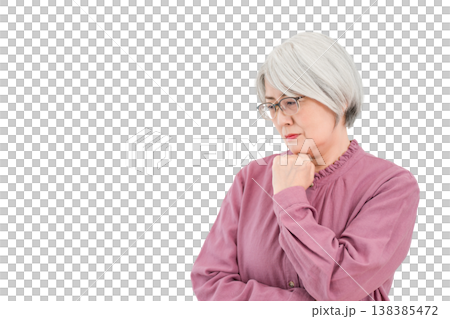 グレイヘア,シルバーヘアのシニア女性(老人性うつ,落ち込む,ショック) グレイヘア,シルバーヘアのシニア女性(老人性うつ,落ち込む,ショック) 138385472