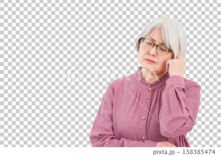 グレイヘア,シルバーヘアのシニア女性(悩み,悩む,困る,考える,吟味,頭痛) グレイヘア,シルバーヘアのシニア女性(悩み,悩む,困る,考える,吟味,頭痛) 138385474