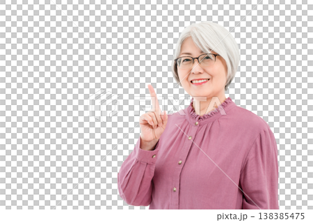 グレイヘア,シルバーヘアの笑顔のシニア女性(おすすめ,ポイント,指差し,案内,紹介) グレイヘア,シルバーヘアの笑顔のシニア女性(おすすめ,ポイント,指差し,案内,紹介) 138385475