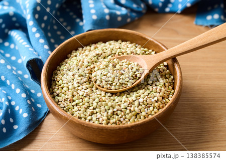 皿に盛ったそばの実　北海道産 138385574