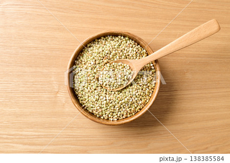 皿に盛ったそばの実　北海道産 138385584