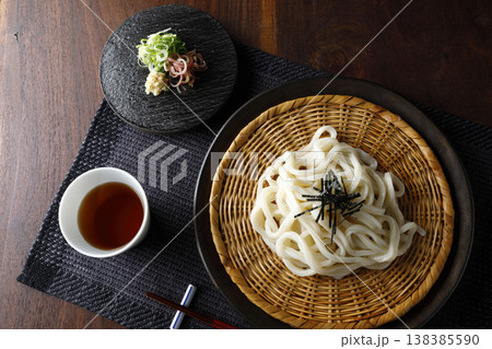 ざるうどんと薬味とつゆ ざるうどんと薬味とつゆ 138385590