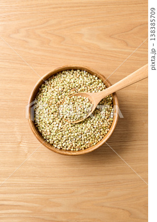 皿に盛ったそばの実　北海道産 138385709