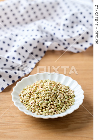 皿に盛ったそばの実　北海道産 138385712