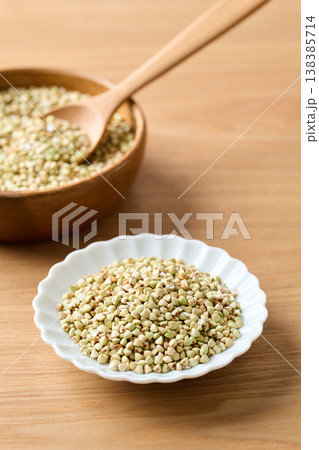 皿に盛ったそばの実　北海道産 138385714