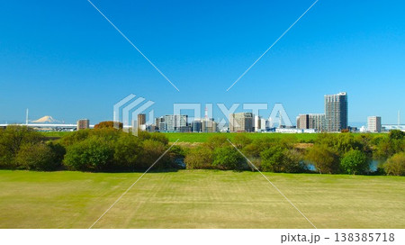 土手から見る冬の朝のサッカー場のある江戸川河川敷と対岸の三郷中央駅付近の建物風景 (富士山遠景) 138385718