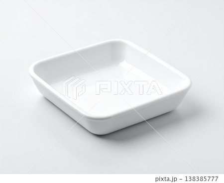 白い無地の小さい四角い陶器の小皿　モックアップサンプル　食器　デザイン　白背景 138385777