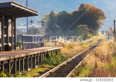 朝日に後押しされながら若桜鉄道の気動車が徳丸駅に到着する 朝日に後押しされながら若桜鉄道の気動車が徳丸駅に到着する 138385854