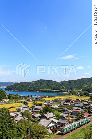 小高い神社の参道から小浜線と家並みを撮ってみた 小高い神社の参道から小浜線と家並みを撮ってみた 138385857
