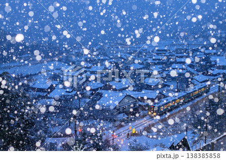 小浜・妙見宮からドカ雪の早朝に西勢の街並みを望む 138385858