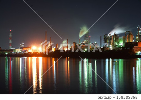 北九州 工場夜景 幻想的な光と水面のリフレクション 138385868