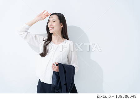 日差しを浴びるビジネスウーマン 138386049