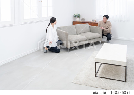 引越しで家具を移動する夫婦 引越しで家具を移動する夫婦 138386051