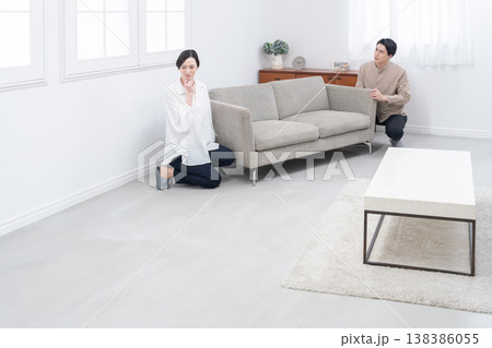 引越しで家具を移動する夫婦 引越しで家具を移動する夫婦 138386055