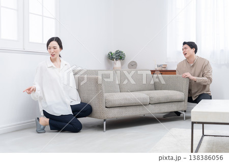 引越しで家具を移動する夫婦 引越しで家具を移動する夫婦 138386056