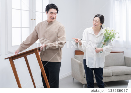 引越しで家具を移動する夫婦 引越しで家具を移動する夫婦 138386057